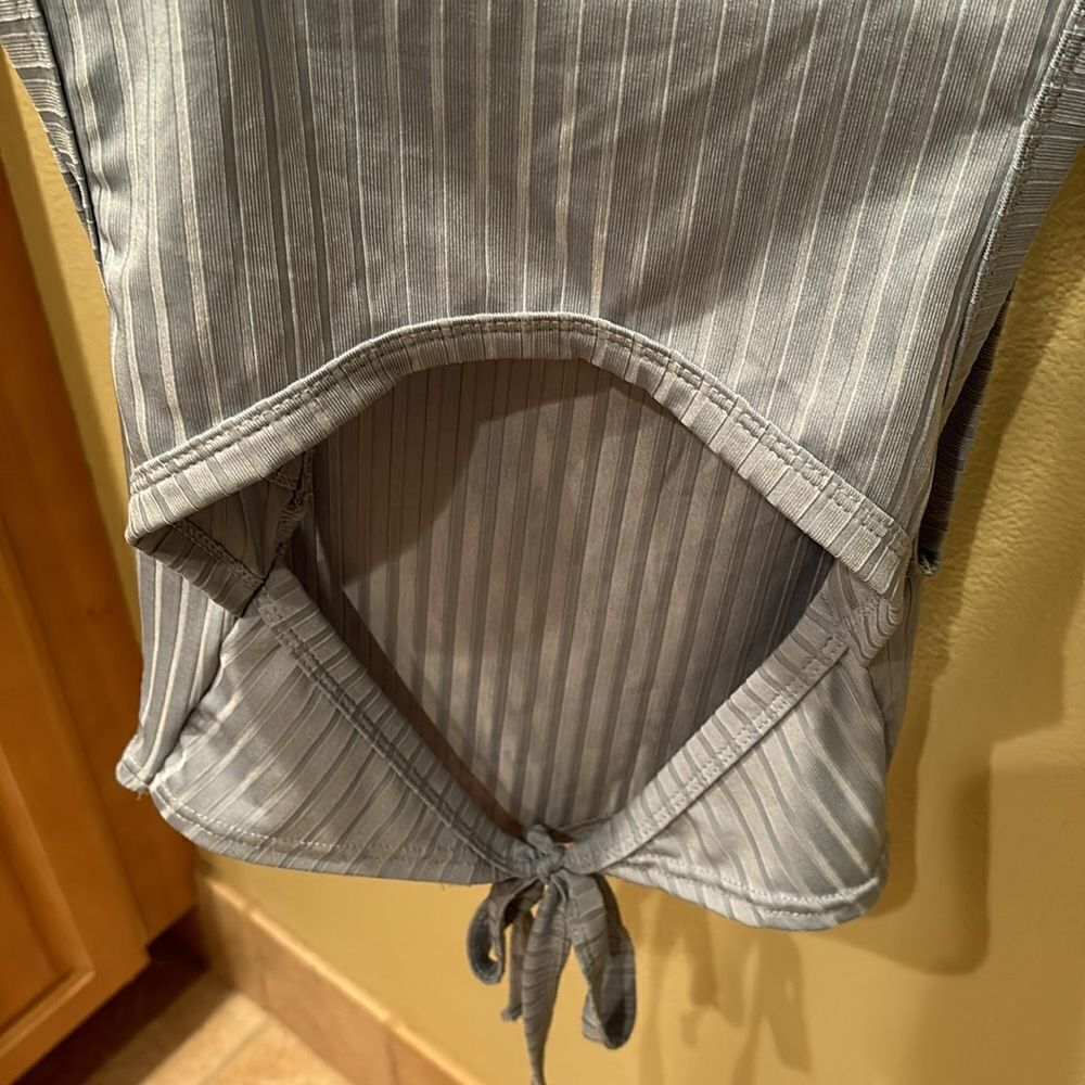 Better Be woman's silky baby blue striped shirt with a cut out in the back - Picture 10 of 12
